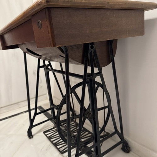 Antique Sewing Machine Table like new, functional from 1960