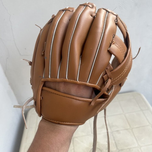 Baseball glove like new, small size