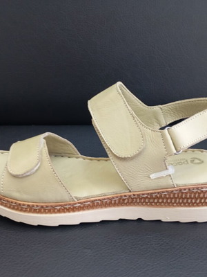 Leather platform sandals new, soft green color, size 37