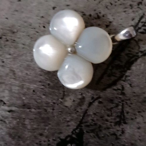 Silver pendant pearl flower 3.5 cm in excellent condition Loisir