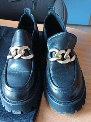 Carmela Footwear leather shoes like new, size 39, black