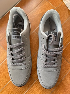 Men's athletic shoes size 42 new