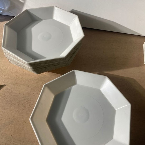 Plastic polygonal white plant pot saucers 18.5cm pack of 20