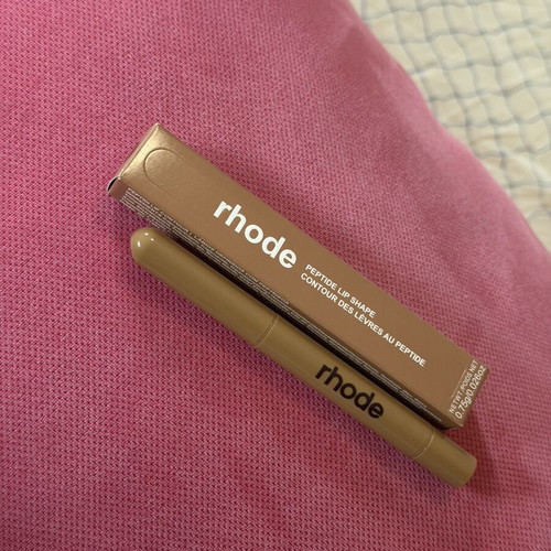 Strech lip contour pen new unused