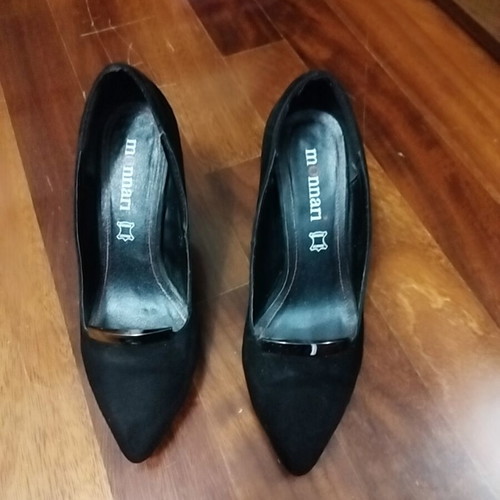 Black pumps with metal detail, heel 8.5cm, size 36