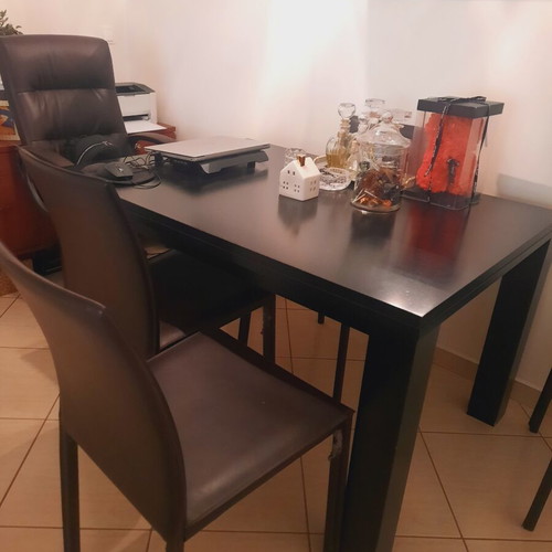 Bo Concept extendable dining table with 4 leather chairs used