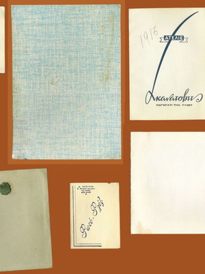 Set of 8 vintage photos in authentic paper envelopes like new