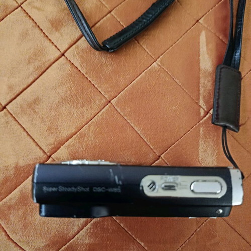 Sony Cyber-shot camera 7.2 megapixels used with battery and 2.0 Gb memory card