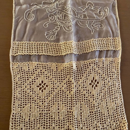 Embroidered table runner and 2 matching doilies new with crochet