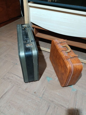 Δύο ρέτρο βαλίτσες ταξιδίου μεταχειρισμένες