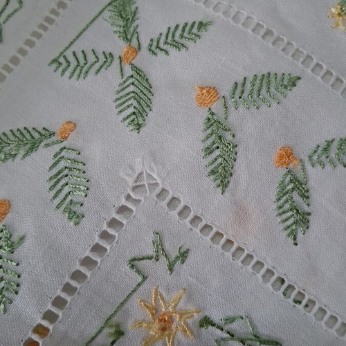 White tablecloth with embroidery and 12 napkins new 170×220
