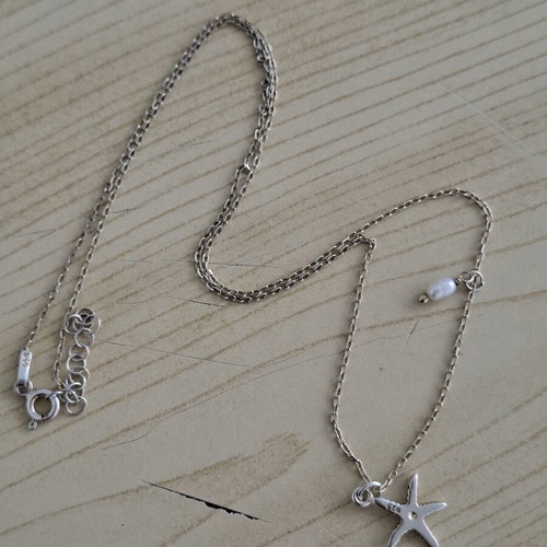 Silver necklace with starfish pendant and small pearl like new