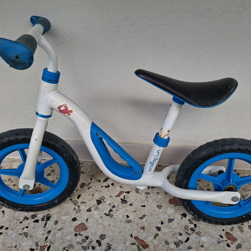 Chillafish balance bike used, white with blue details