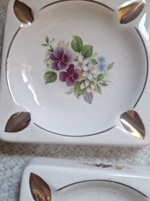 Vintage ceramic ashtrays set of 2 with gold details and violets like new