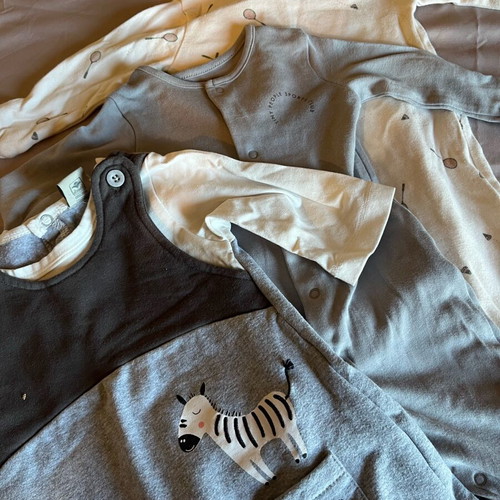 Set of 3 baby bodysuits like new 0-3 months