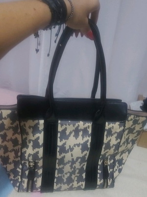 Tote bag essentiel μεταχειρισμένη δερμάτινη σε εκρού με μαύρα σχέδια