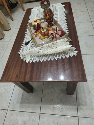 Coffee table set like new with one large and two small tables