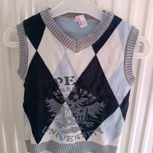 Sleeveless pullover for boy like new, 12 months