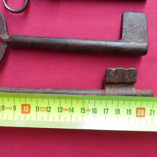 Old keys used, set of eight