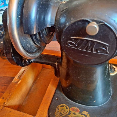 Podolsk 2M Soviet manual sewing machine used with case and key
