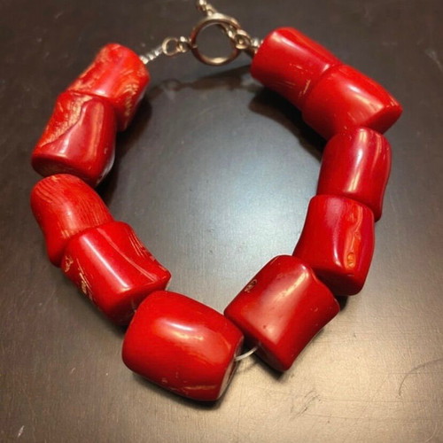 Coral bracelet new with T clasp, red