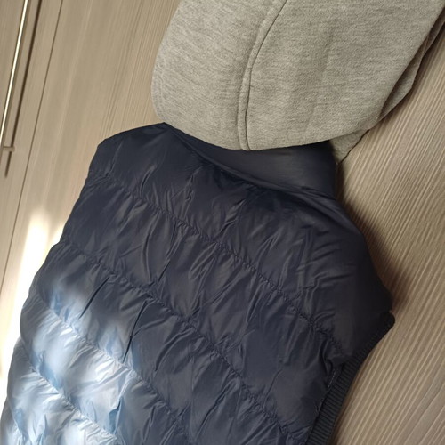 On sleeveless hooded jacket, blue and orange, XL