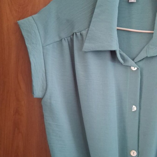 Women's shirt small-medium like new, green