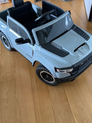 Ηλεκτροκίνητο παιδικό μονοθέσιο Ram 1500 RHO Super Truck licensed 12V σαν καινούργιο