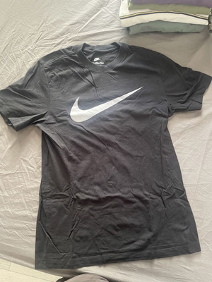 T-shirt Nike μαύρο σαν καινούργιο, απλό μπλουζάκι