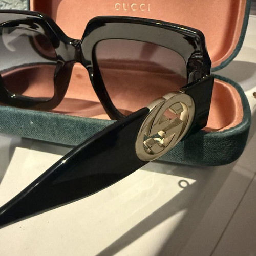 Gucci sunglasses like new, black