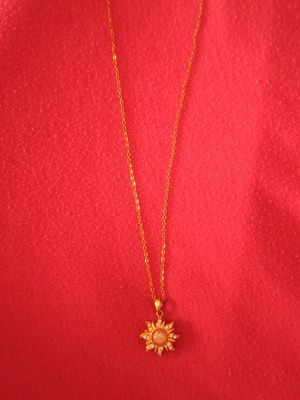 Necklace from the movie Μαλλιά Κουβάρια Ο Ήλιος Περιστρέφεται like new, gold color