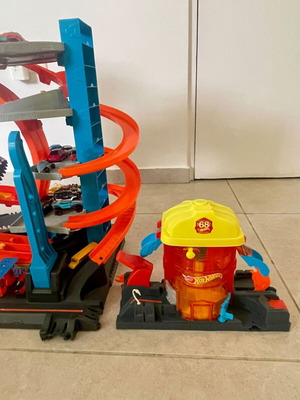 Hot Wheels car wash like new with 10 cars
