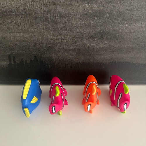 Finding Nemo style bath toys set like new, 4 colorful rubber fish