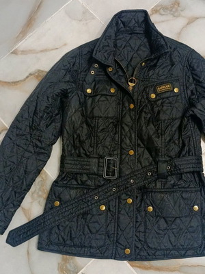 Яке Barbour International M като ново, черно със златни детайли