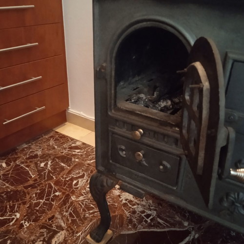 Cast iron stove used with accessories, dimensions 87x51x70 cm