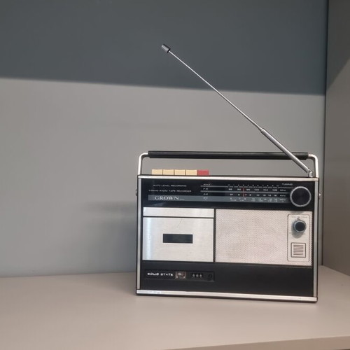 Vintage Crown Solid State radio used, good condition
