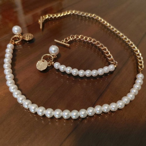 Faux bijoux set like new, white and gold necklace and bracelet