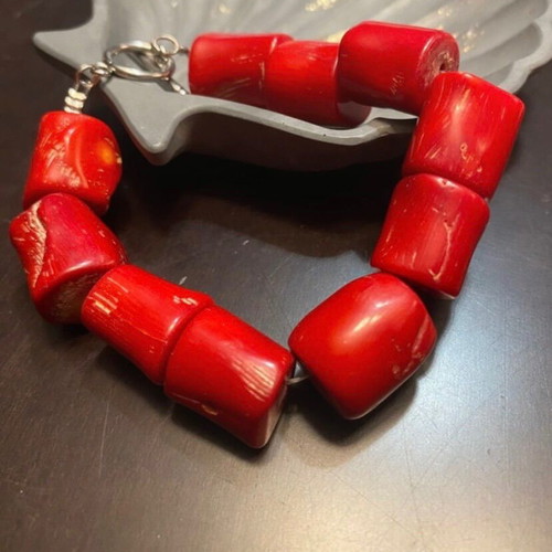 Coral bracelet new with T clasp, red