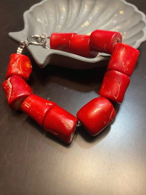 Coral bracelet new with T clasp, red