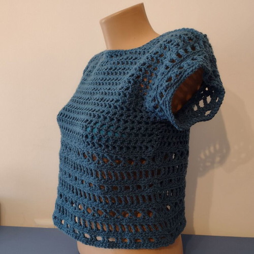 Blouse with short sleeves new, size S, crocheted, blue