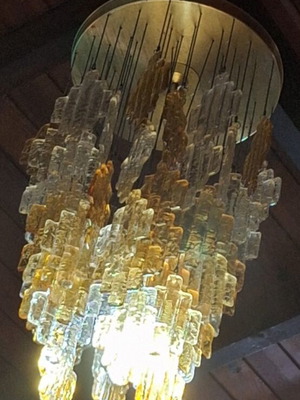 Πολυέλαιοι Murano σαν καινούργιοι με δίχρωμα κρύσταλλα και ορειχάλκινη βάση