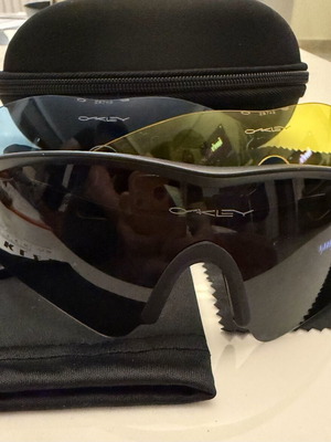 Oakley sunglasses like new, black