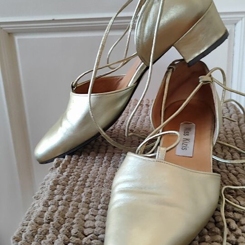 Vintage Miss Kizis Gold Leather Lace-Up Shoes size 39 like new