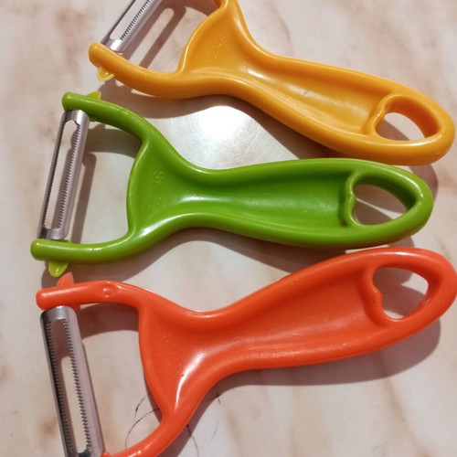 Set of 3 kitchen peelers new for peeling fruits and vegetables