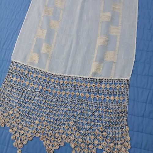 Table runner like new with lace in ecru and beige