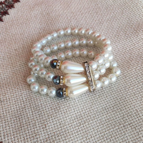 Classy bracelet with pearls triple row new, white and silver