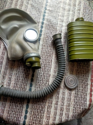 Decorative gas mask with accessories