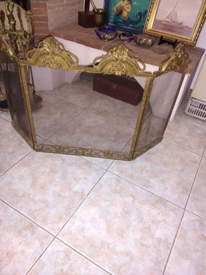 Протективна бронзова решетка за камина като нова