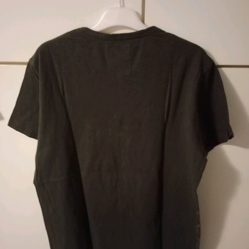 T-shirt short sleeve Large like new with design and sewn 09