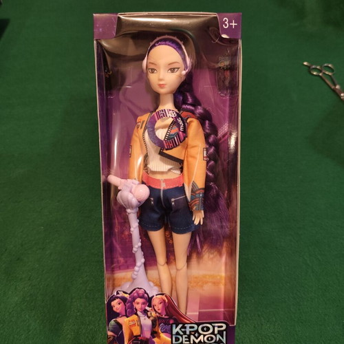 Demon Hunters Rumi musical doll "Golden" with microphone and accessories
